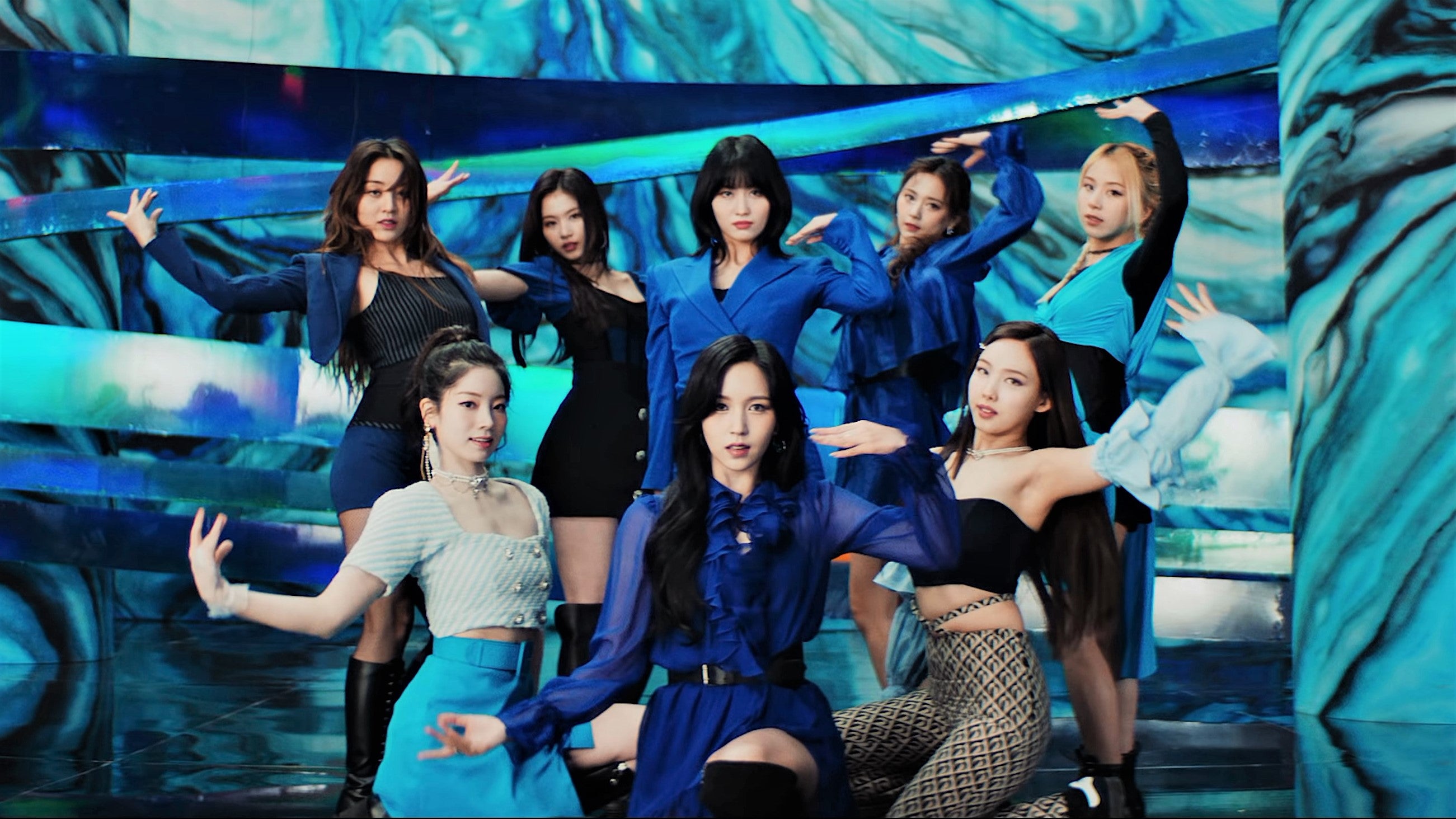 How TWICE’s “Kura Kura” Outfits Had Our Heads Spinning