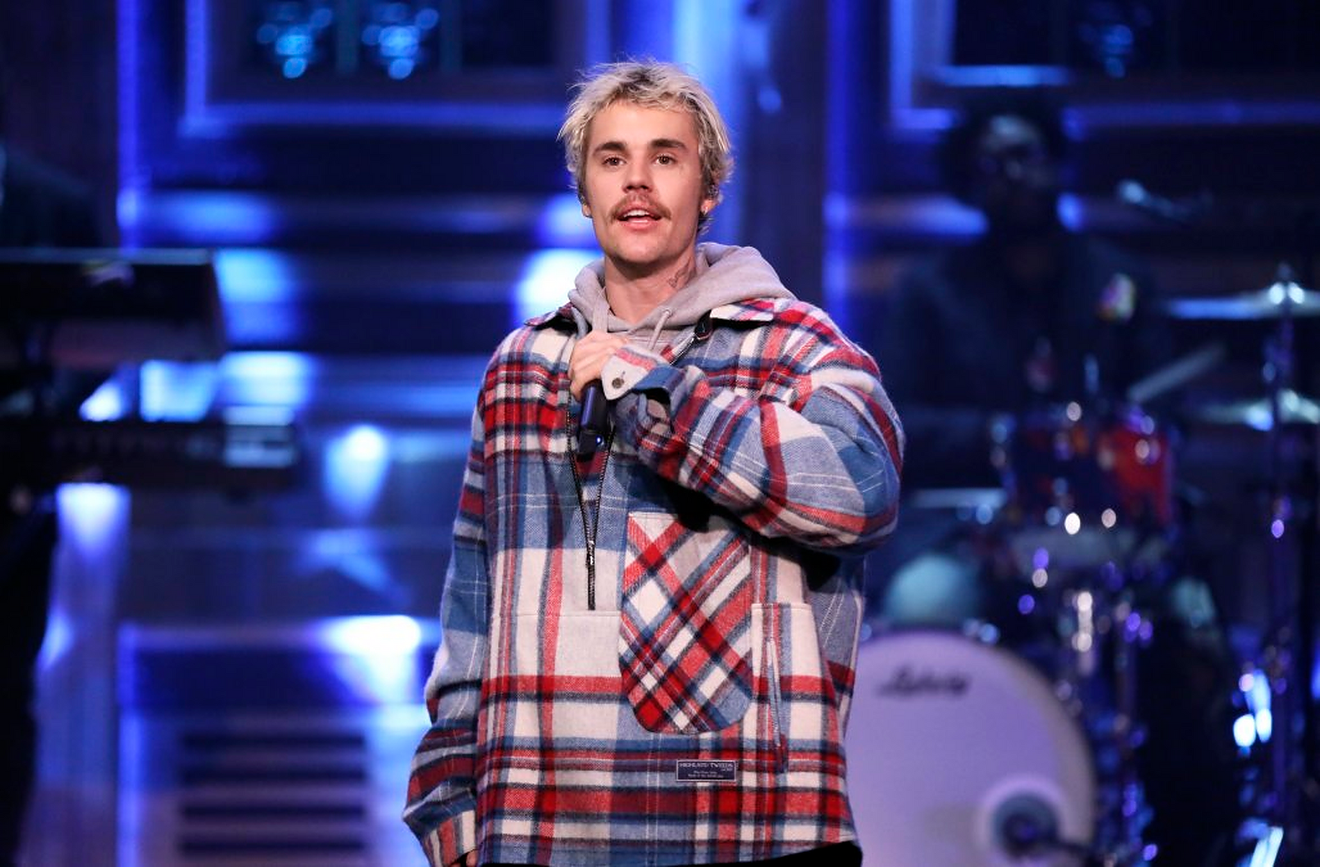 Justin Bieber surprises fan at MTV's Fresh Out Live