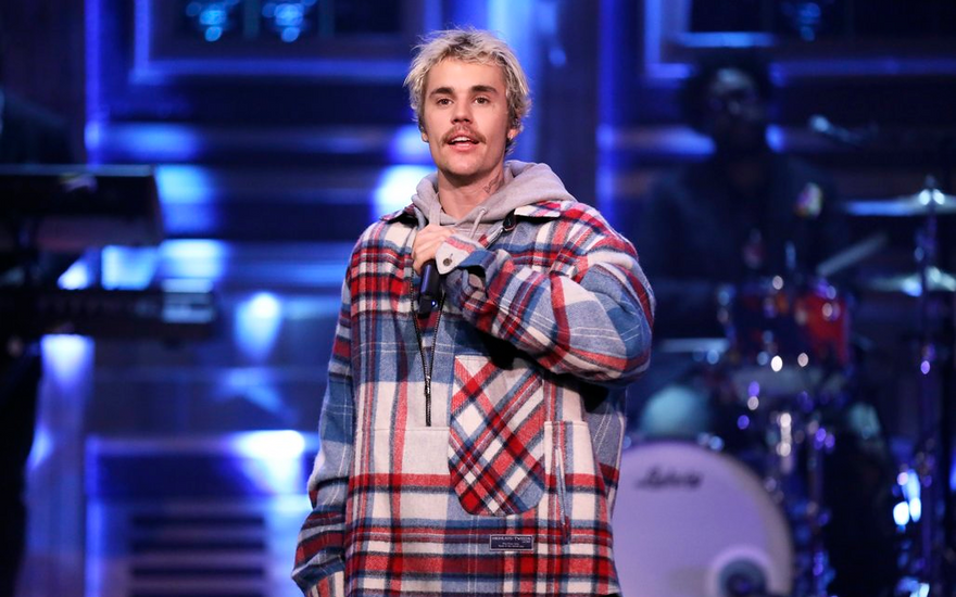 Justin Bieber surprises fan at MTV's Fresh Out Live
