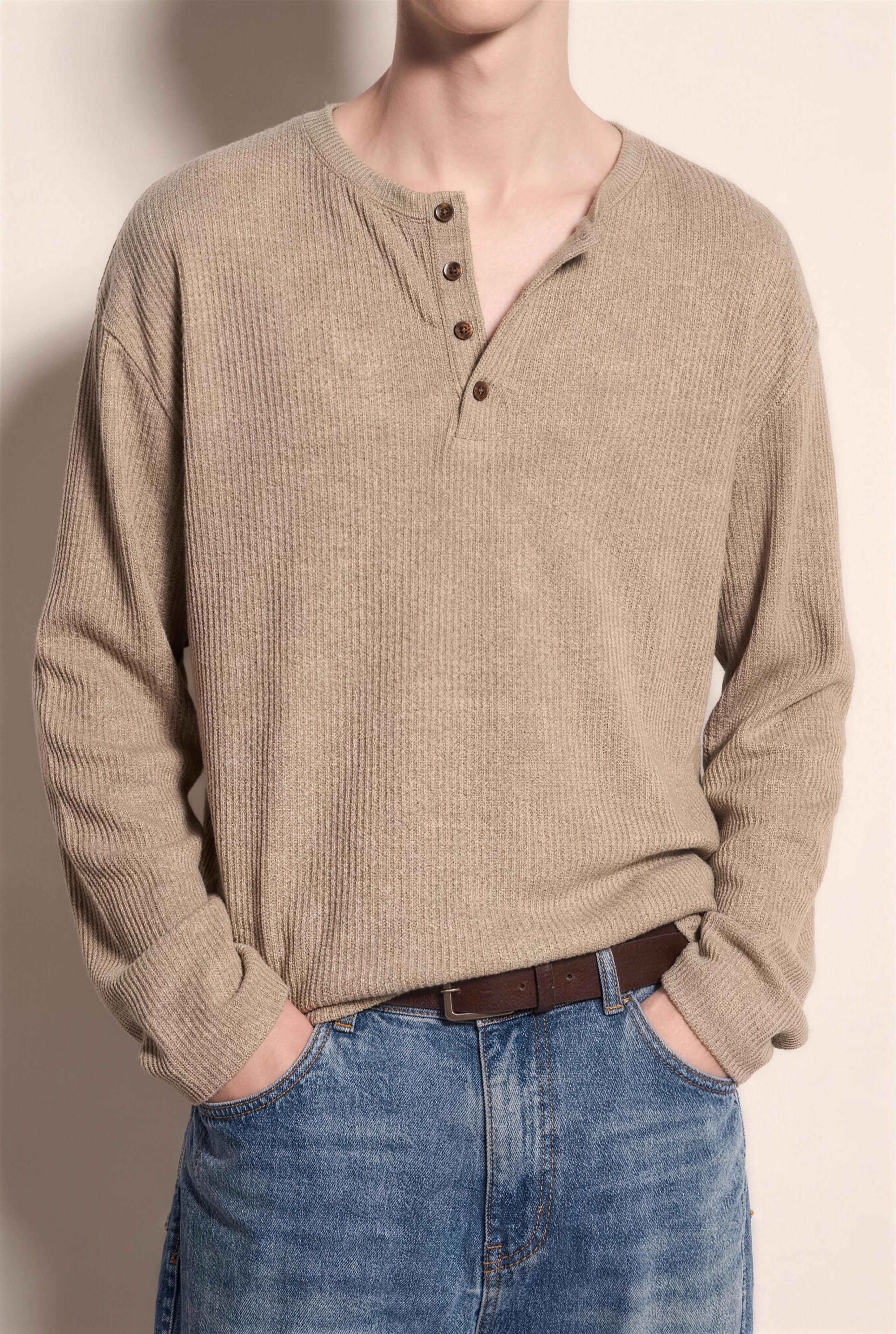 Long Sleeve Textured Henley Shirt in Khaki – placket detail