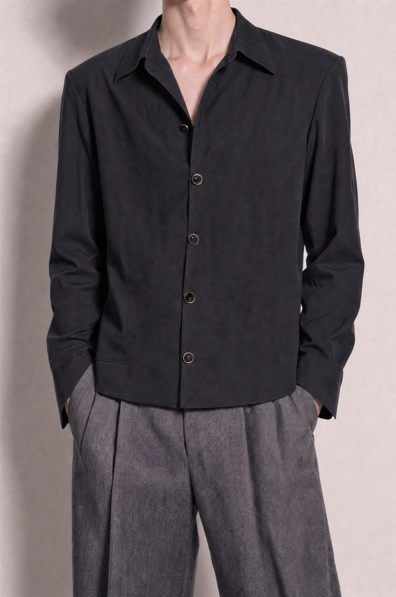 Structured Shoulder Pearlized Button Shirt in Black – button detail