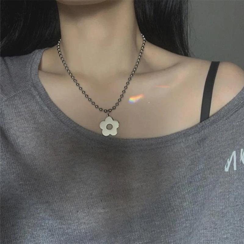 Beaded Chain Necklace with Flower Pendant - nightcity clothing